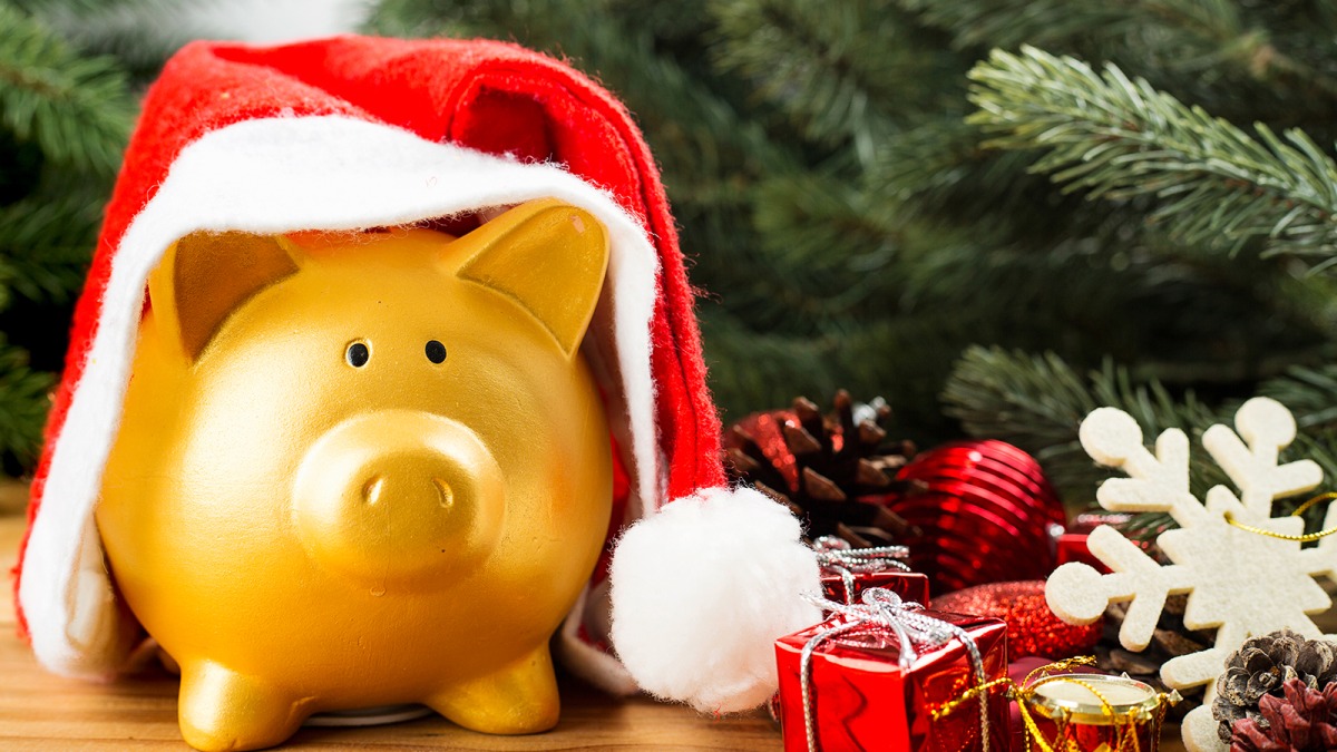 Soll bei Ihnen ein voll gefülltes Sparschwein unterm Weihnachtsbaum stehen, sollten Sie jetzt handeln. Foto: ShutterOk/Shutterstock.com