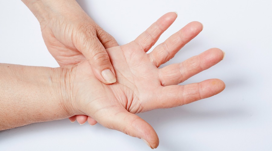 Neben dem Karpaltunnelsyndrom zählt der schnellende Finger zu den zwei häufigsten
Erkrankungen der Hand. Fotos: blackboard1965/Shutterstock.com