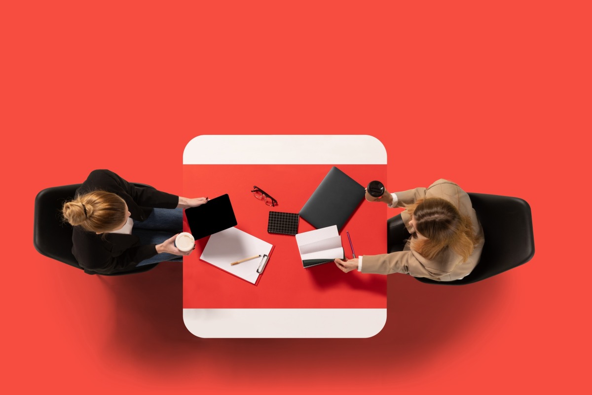 Business-Meeting, roter Hintergrund