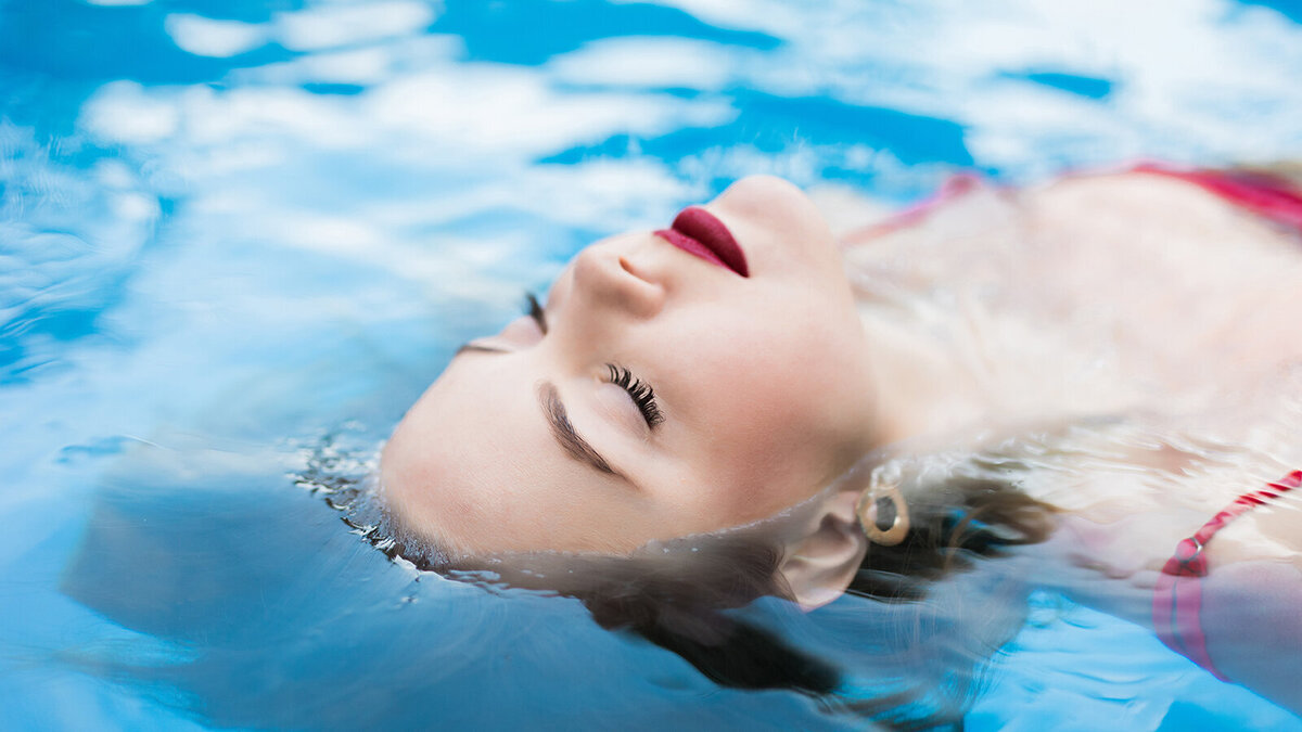 Poolside_Beauty