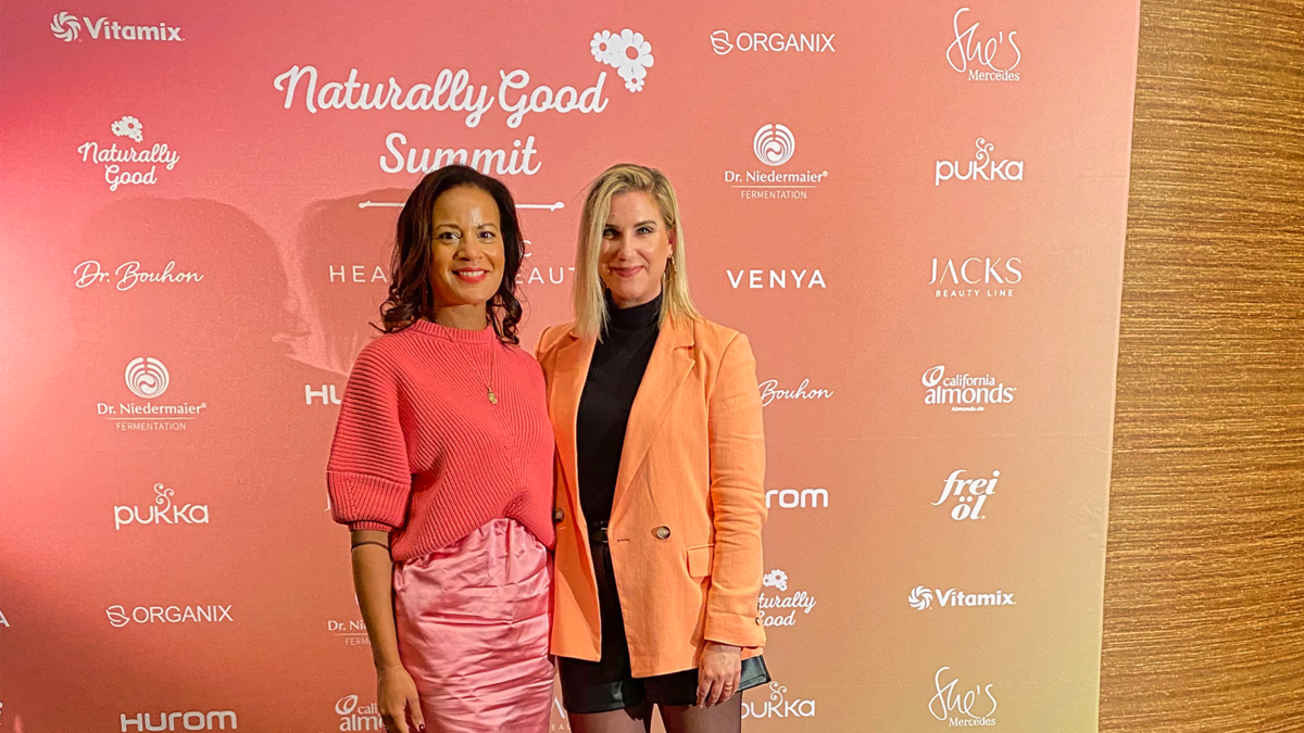 Foto: Veranstalterin des Events und Ernährungsberaterin Adaeze Wolf mit BEAUTY
FORUM-Redakteurin Sandra Jung.