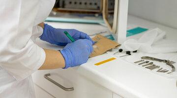 Alle Sterilisationsvorgänge für Instrumente sind zu protokollieren. Die Protokolle sind Bestandteil des Hygieneordners. Fotos: ChaprakovaAnastasia/Shutterstock.com
