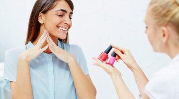 Auch klassische Kosmetikprodukte, wie etwa Nagellack, können mit den richtigen Marketing- und Verkaufsmethoden zu wahren Kassenschlagern werden. Foto: Pressmaster/Shutterstock.com