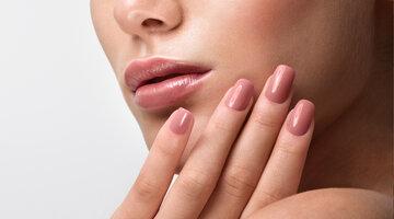 Natürlich volle Lippen in einem zarten Rosa ist das Ergebnis des Lip Blushings. Foto: SvetlanaFedoseyeva/Shutterstock.com