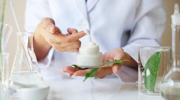 Nachhaltige Hautpflege ist ein wichtiger Punkt im Spektrum der kosmetischen Hautpflege. Foto:paulynn/Shutterstock.com