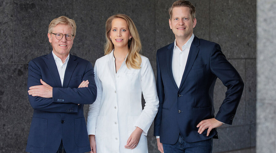 Dr. Helmut Drees (links) mit Christina und Alexander Drusio.