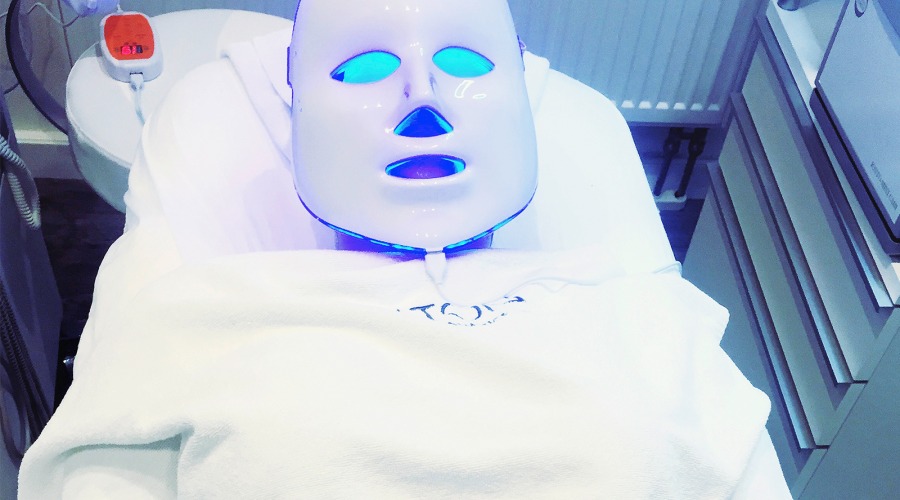Die auf dem Gesicht platzierte LED-Maske bestrahlt es mit Lichtwellen. Fotos: Autorin
