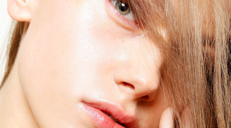 Make-up Artist Oliver Hänisch startet in die Saison mit seinem zarten, frischen Frühlings-Look „Glow Spring“. Lookfoto: Marion Schult, Model: Marta M TFFM Models 