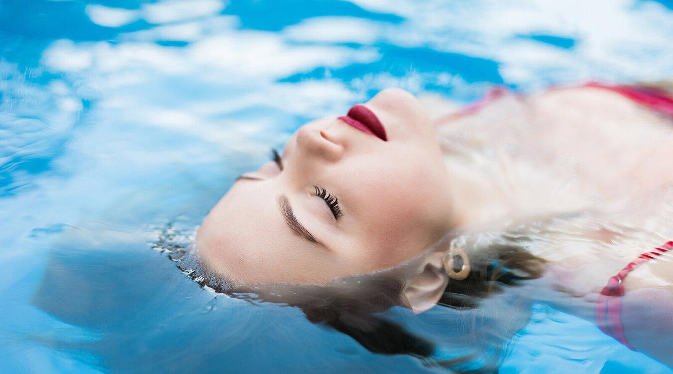 Poolside_Beauty